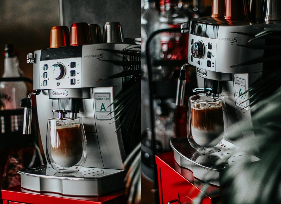 Automatický kávovar DeLonghi Magnifica S připravuje vrstvenou ledovou kávu do sklenice s dvojitým dnem